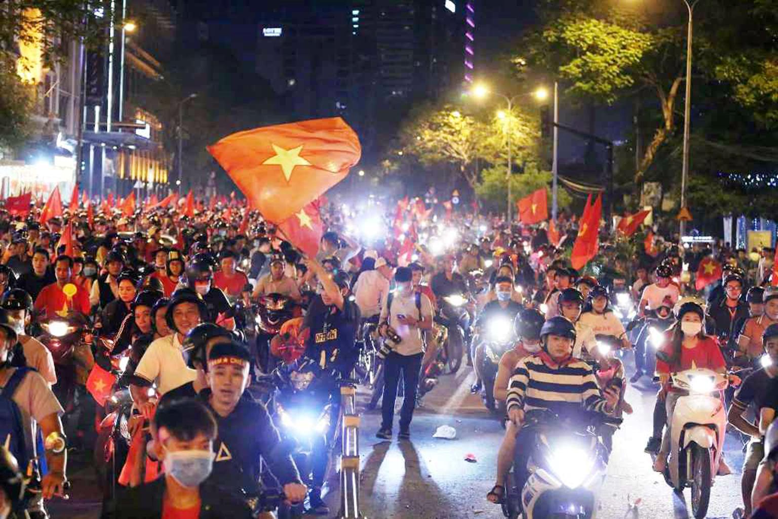 Đốt cả xe máy để ăn mừng chiến thắng của ĐT Việt Nam, fan cuồng gây sốc-4