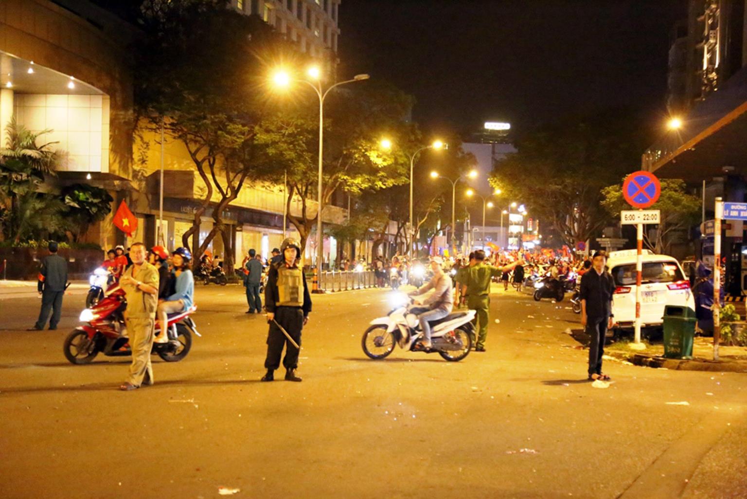 Đốt cả xe máy để ăn mừng chiến thắng của ĐT Việt Nam, fan cuồng gây sốc-10