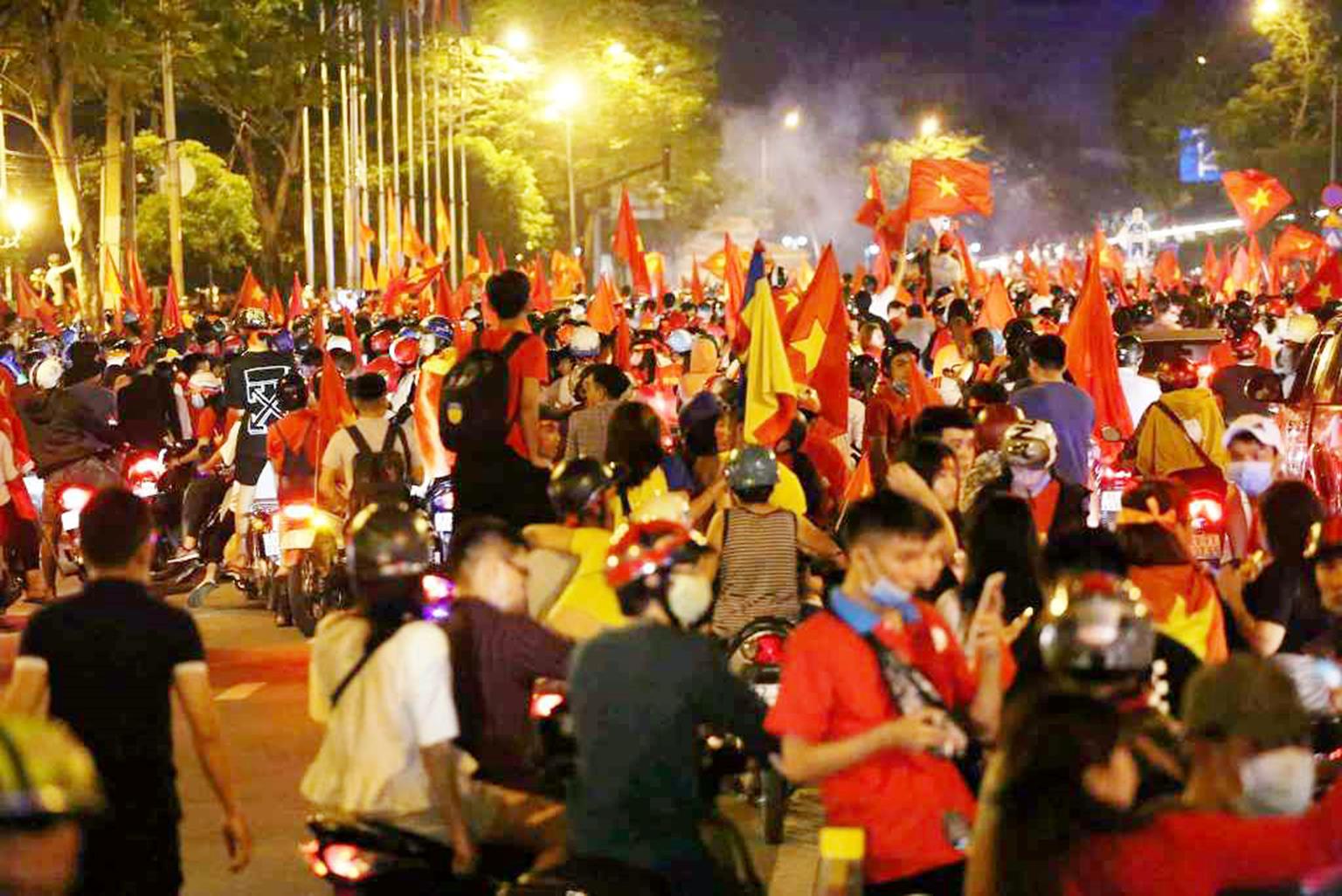 Đốt cả xe máy để ăn mừng chiến thắng của ĐT Việt Nam, fan cuồng gây sốc-5
