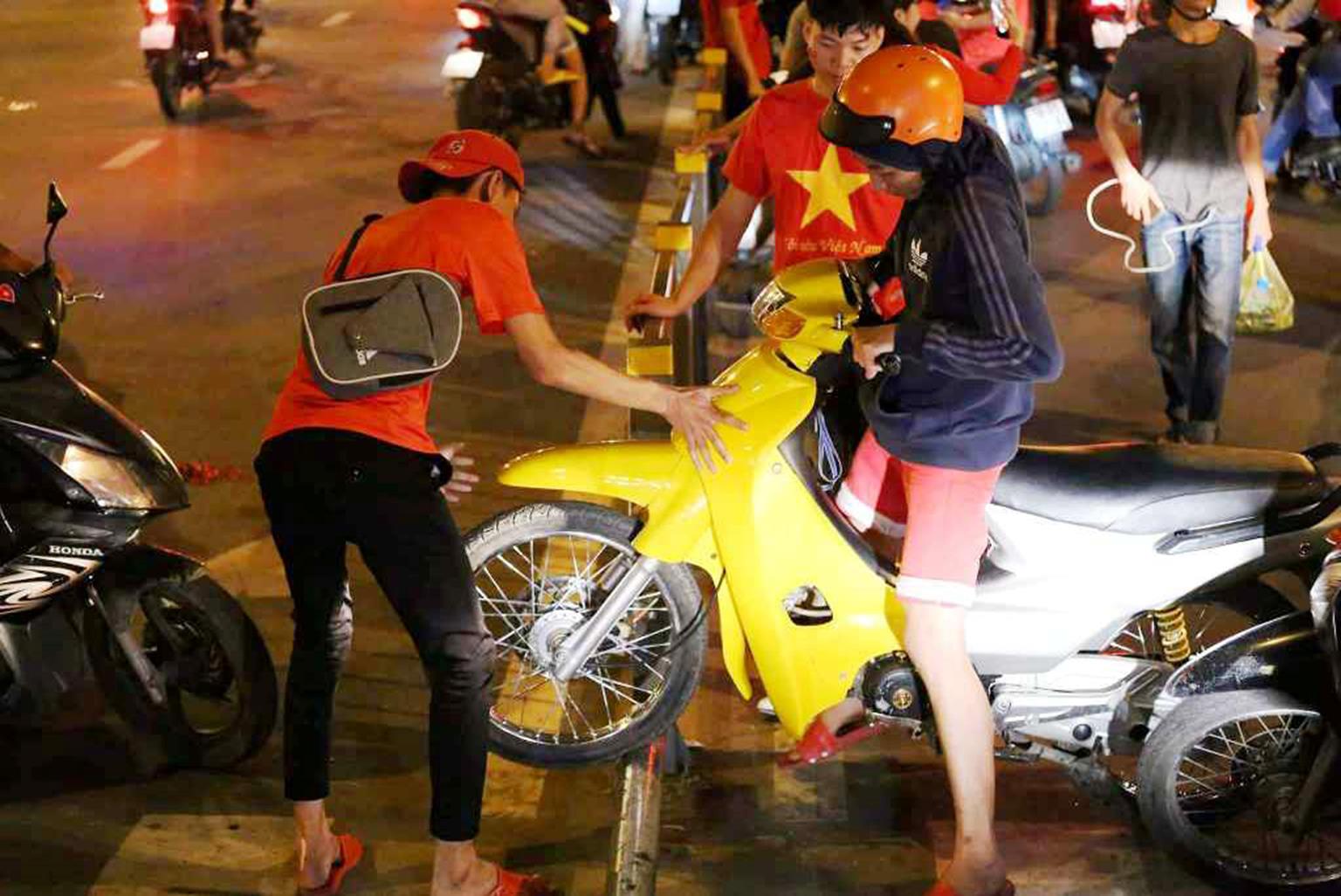 Đốt cả xe máy để ăn mừng chiến thắng của ĐT Việt Nam, fan cuồng gây sốc-6