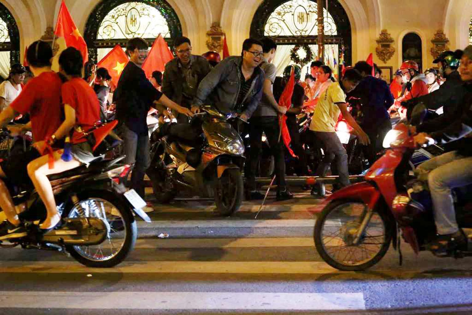 Đốt cả xe máy để ăn mừng chiến thắng của ĐT Việt Nam, fan cuồng gây sốc-8