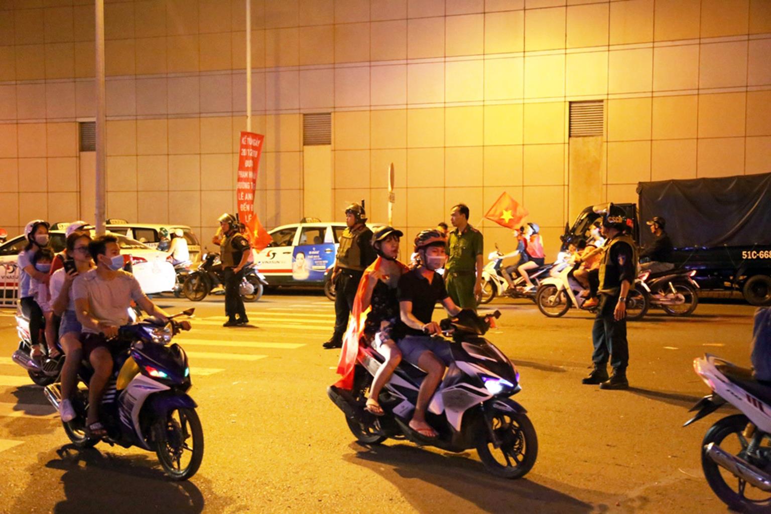 Đốt cả xe máy để ăn mừng chiến thắng của ĐT Việt Nam, fan cuồng gây sốc-9