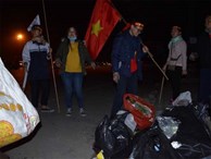 Không đi 'bão', nhóm CĐV ở lại nhặt rác 'cứu' SVĐ Mỹ Đình