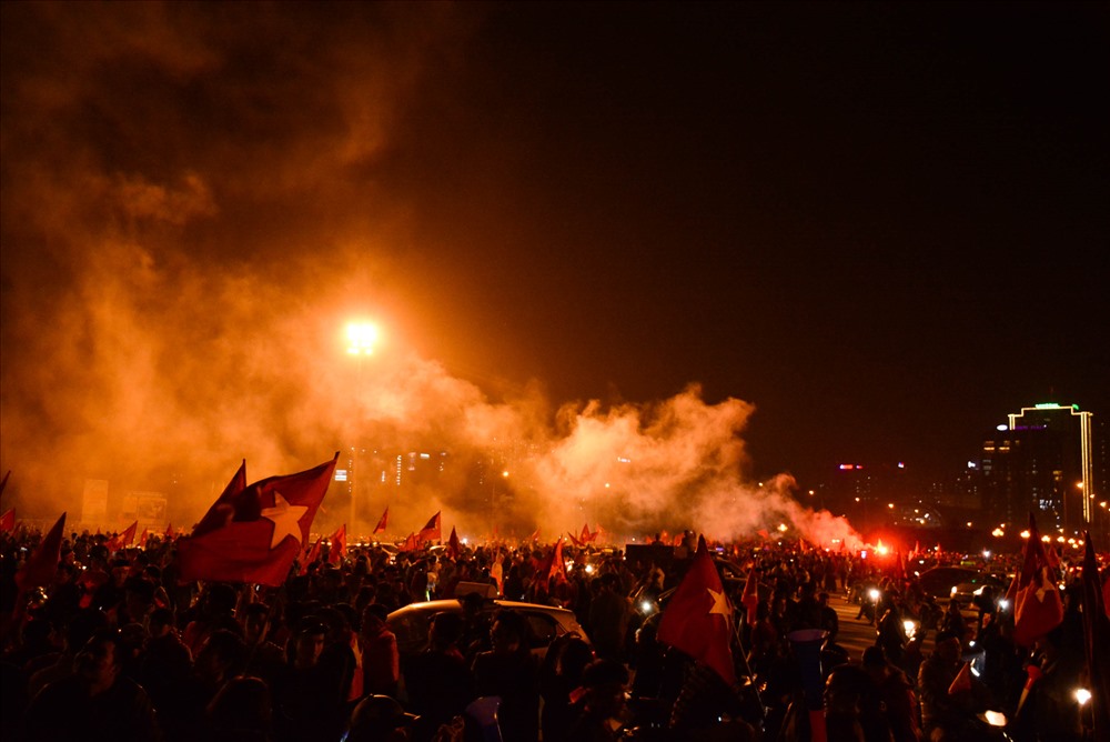 Không đi bão, nhóm CĐV ở lại nhặt rác cứu SVĐ Mỹ Đình-1