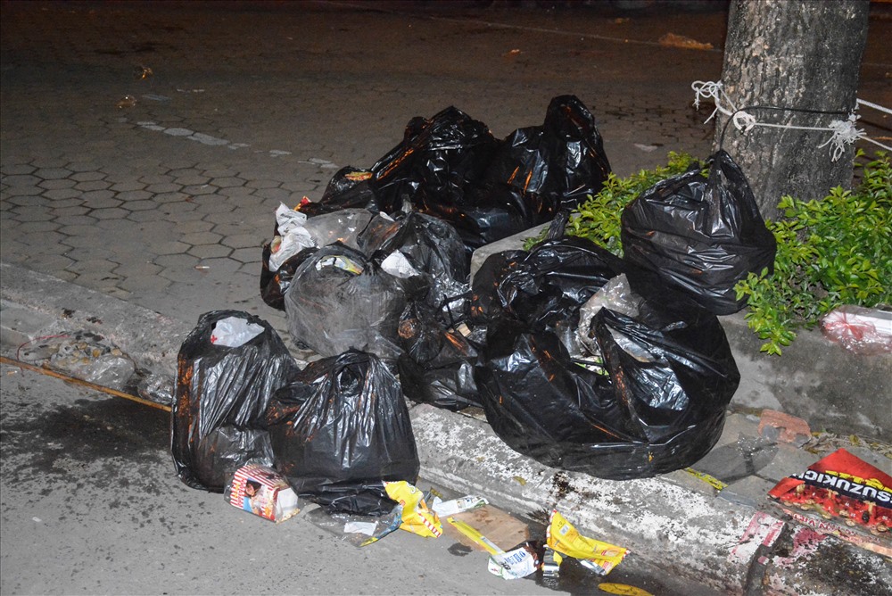 Không đi bão, nhóm CĐV ở lại nhặt rác cứu SVĐ Mỹ Đình-10