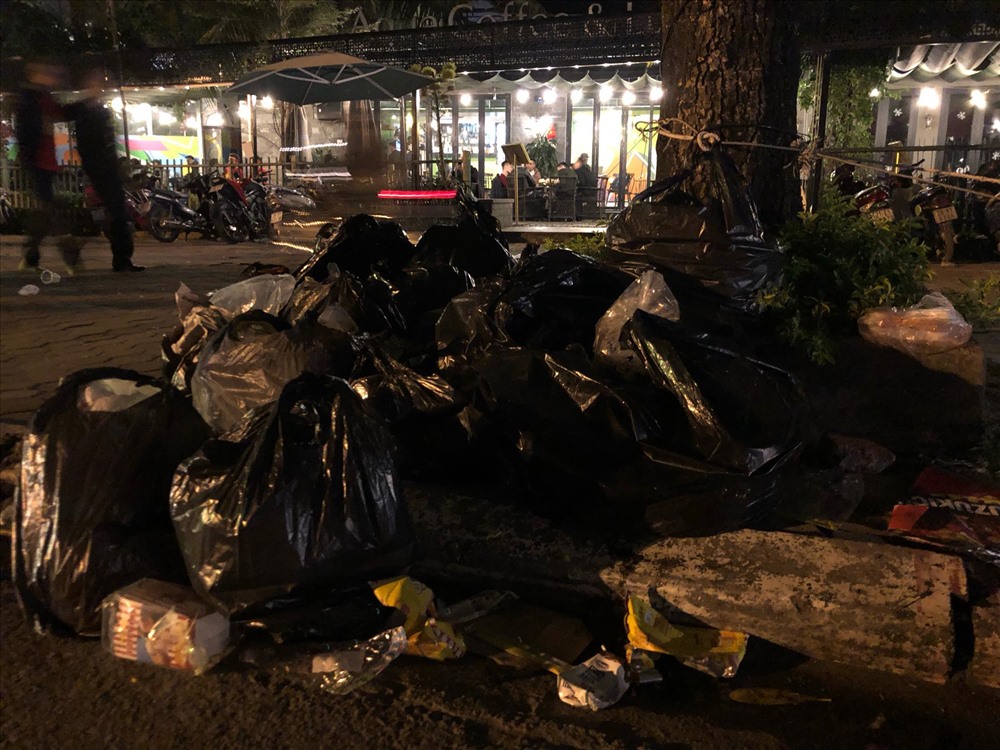 Không đi bão, nhóm CĐV ở lại nhặt rác cứu SVĐ Mỹ Đình-11