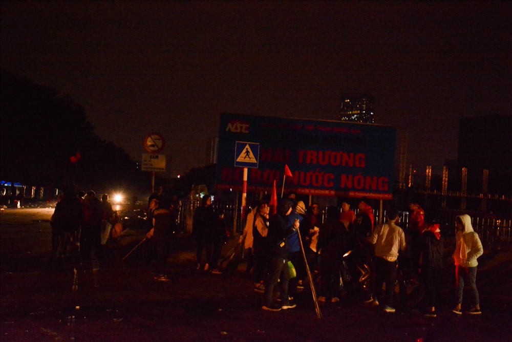 Không đi bão, nhóm CĐV ở lại nhặt rác cứu SVĐ Mỹ Đình-12