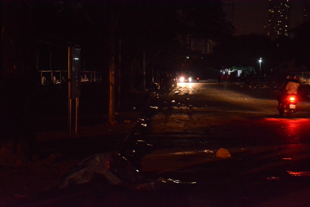 Không đi bão, nhóm CĐV ở lại nhặt rác cứu SVĐ Mỹ Đình-2