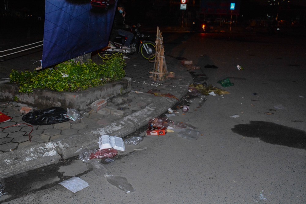 Không đi bão, nhóm CĐV ở lại nhặt rác cứu SVĐ Mỹ Đình-3