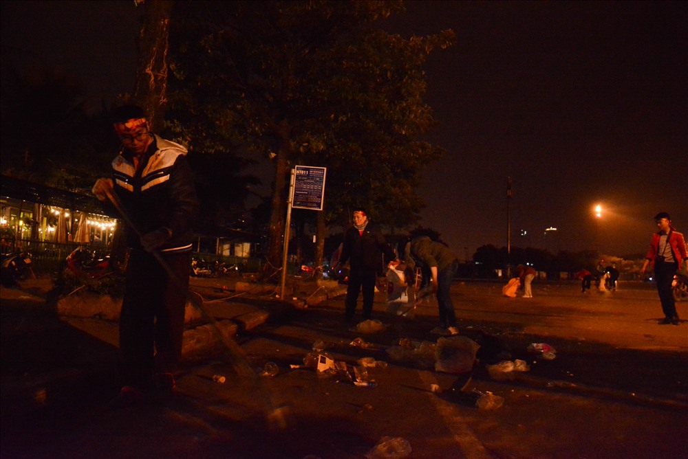 Không đi bão, nhóm CĐV ở lại nhặt rác cứu SVĐ Mỹ Đình-4