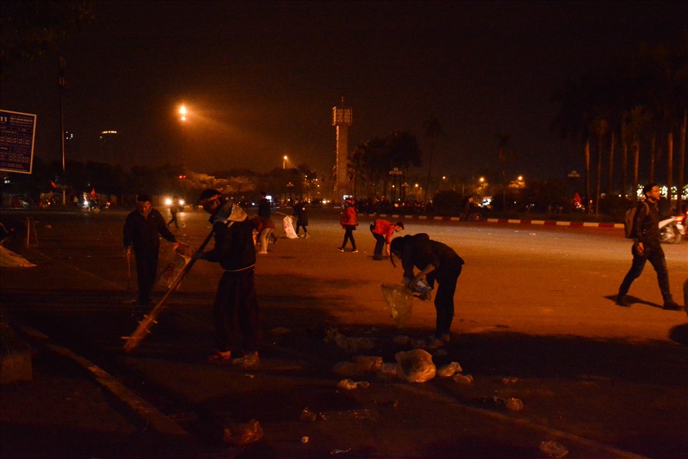 Không đi bão, nhóm CĐV ở lại nhặt rác cứu SVĐ Mỹ Đình-5