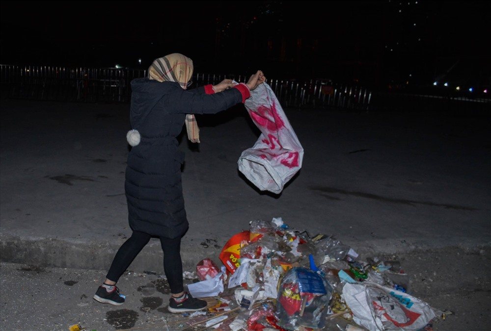 Không đi bão, nhóm CĐV ở lại nhặt rác cứu SVĐ Mỹ Đình-6