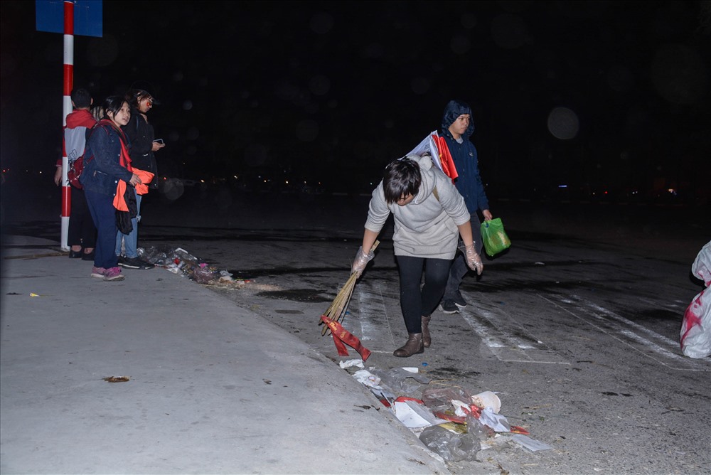 Không đi bão, nhóm CĐV ở lại nhặt rác cứu SVĐ Mỹ Đình-7
