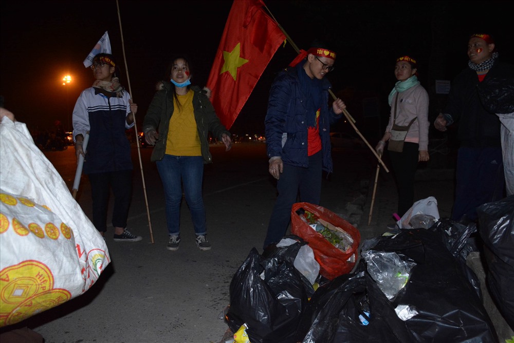 Không đi bão, nhóm CĐV ở lại nhặt rác cứu SVĐ Mỹ Đình-8