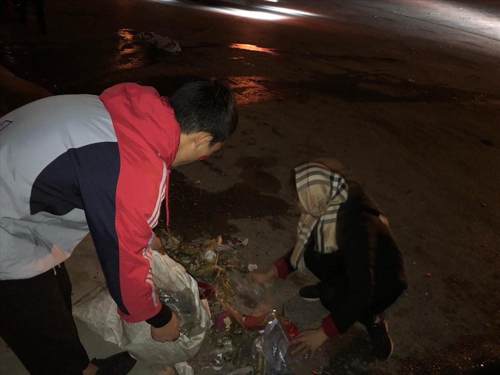 Không đi bão, nhóm CĐV ở lại nhặt rác cứu SVĐ Mỹ Đình-9