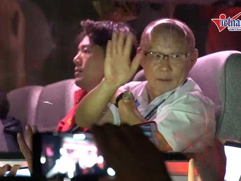 Ngoài bị đám học trò quỷ sứ đổ nước lên đầu, thầy Park còn khoảnh khắc ăn mừng chiến thắng CHƯA LÊN SÓNG-1