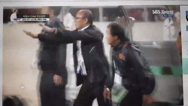 Loạt sắc thái của HLV Park Hang-seo được đài SBS ưu ái thực hiện: Lúc gắt gao chỉ đạo học trò, khi tươi cười vẫy tay đáng yêu hết nấc-3