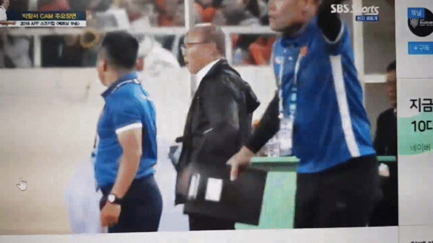 Loạt sắc thái của HLV Park Hang-seo được đài SBS ưu ái thực hiện: Lúc gắt gao chỉ đạo học trò, khi tươi cười vẫy tay đáng yêu hết nấc-2