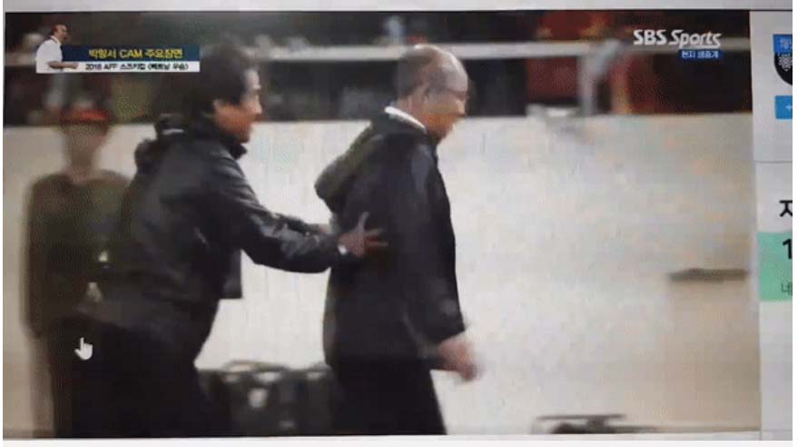 Loạt sắc thái của HLV Park Hang-seo được đài SBS ưu ái thực hiện: Lúc gắt gao chỉ đạo học trò, khi tươi cười vẫy tay đáng yêu hết nấc-4