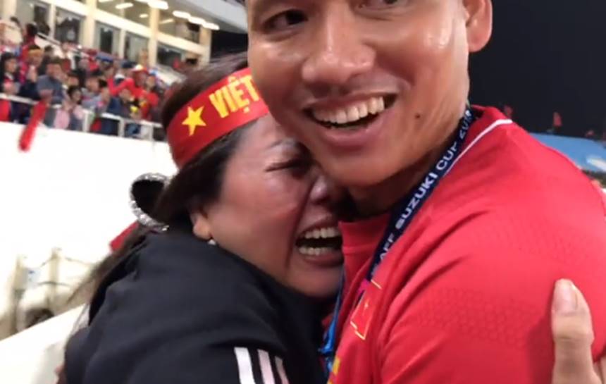 Khoảnh khắc Anh Đức - lão tướng 33 tuổi ngơ ngác tìm mẹ như đứa trẻ lên 3 gây xúc động mạnh-3