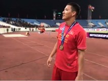 Khoảnh khắc Anh Đức - "lão tướng" 33 tuổi ngơ ngác tìm mẹ như đứa trẻ lên 3 gây xúc động mạnh Khoảnh khắc Anh Đức - "lão tướng" 33 tuổi ngơ ngác tìm mẹ như đứa trẻ lên 3 gây xúc động mạnh