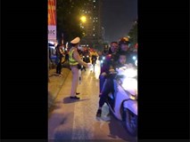 Clip: Anh CSGT 'dễ thương nhất cơn bão' đập tay ăn mừng với CĐV trên phố Clip: Anh CSGT 'dễ thương nhất cơn bão' đập tay ăn mừng với CĐV trên phố
