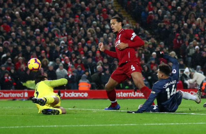 Đè bẹp Man Utd, Liverpool trở lại ngôi đầu Premier League-1