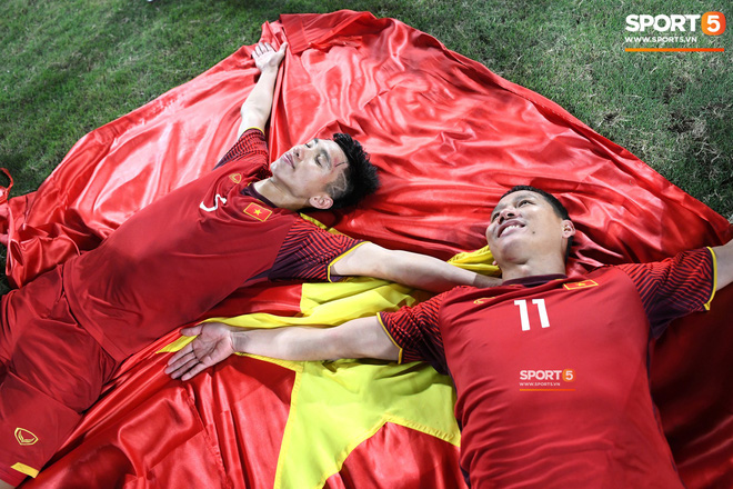 Bố mẹ Đoàn Văn Hậu kể chuyện vui khi bắt xe ôm ra bến xe sau trận chung kết: Tài xế không lấy 50 nghìn, còn năn nỉ chụp ảnh cùng”-2