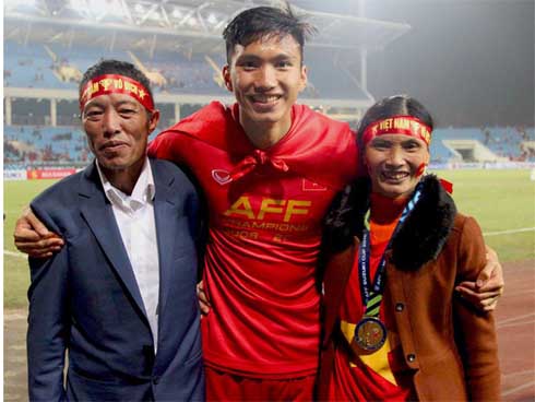 Bố tiết lộ tuổi thơ dữ dội của chàng út Đoàn Văn Hậu: 11 tuổi xa nhà, suýt bị đuổi học vì mê điện tử-7