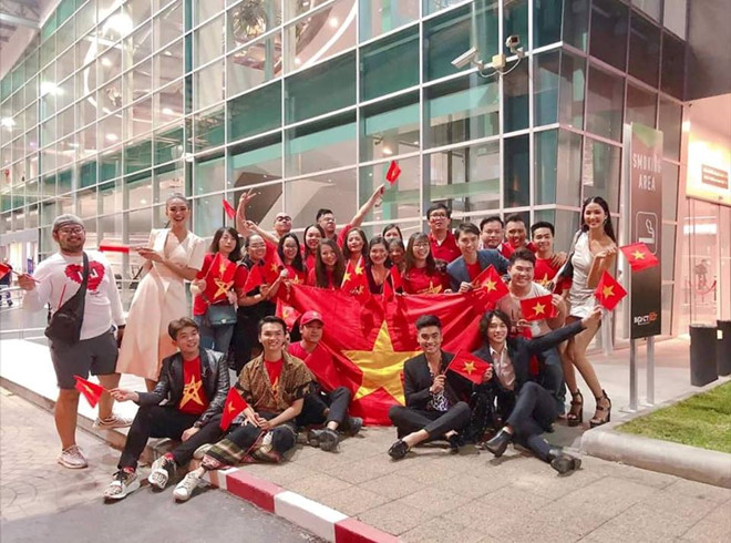 Hoàng Thùy, Mâu Thủy cùng đông đảo khán giả sang Thái cổ vũ cho HHen Niê-2