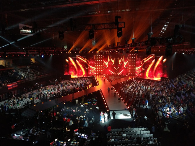 Hoàng Thùy, Mâu Thủy cùng đông đảo khán giả sang Thái cổ vũ cho HHen Niê-1