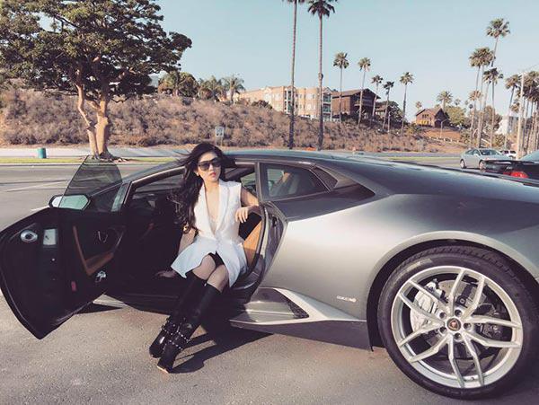 Cảnh nuôi con ngập siêu xe, hàng hiệu của Rich mom 9x Việt tại Mỹ, dân Tây cũng choáng-3