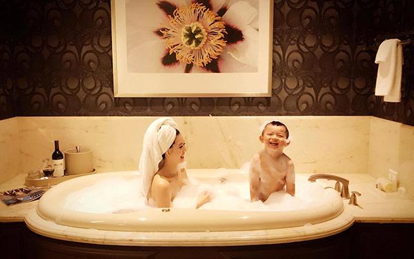 Cảnh nuôi con ngập siêu xe, hàng hiệu của Rich mom 9x Việt tại Mỹ, dân Tây cũng choáng-5