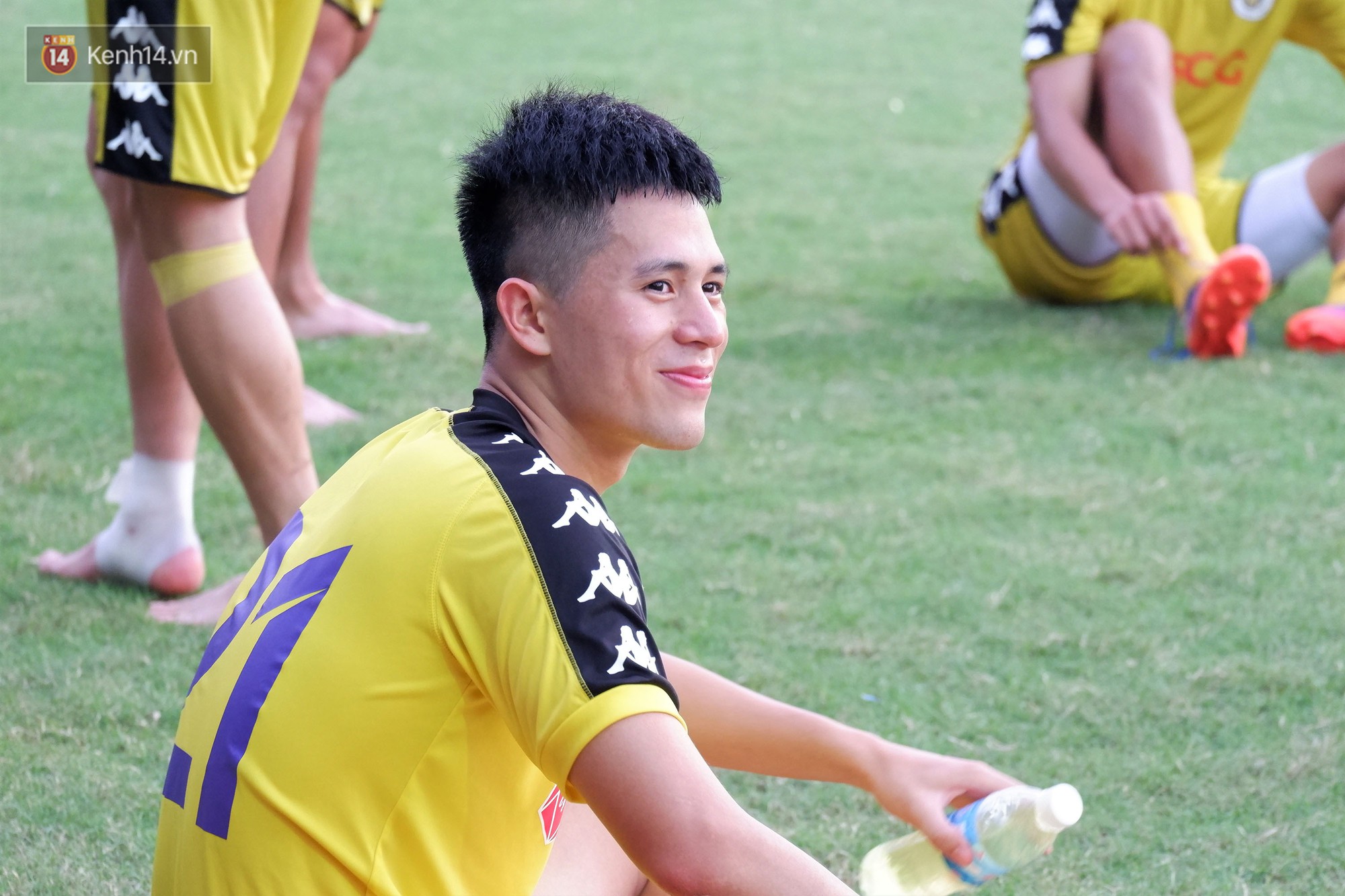 Nhật kí bà già 25 tuổi đi đu Trần Đình Trọng: Cả thế giới thu bé lại chỉ bằng chàng trung vệ còn mê chơi game, ham chọc con nít-1