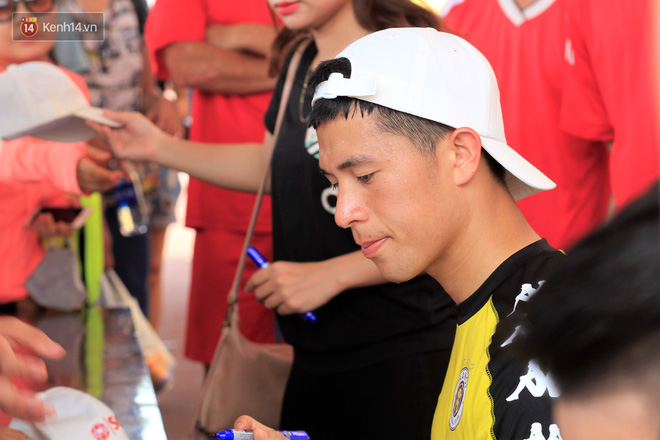 Nhật kí bà già 25 tuổi đi đu Trần Đình Trọng: Cả thế giới thu bé lại chỉ bằng chàng trung vệ còn mê chơi game, ham chọc con nít-4