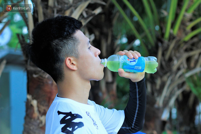 Nhật kí bà già 25 tuổi đi đu Trần Đình Trọng: Cả thế giới thu bé lại chỉ bằng chàng trung vệ còn mê chơi game, ham chọc con nít-5