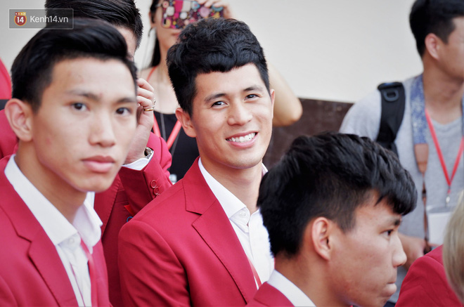 Nhật kí bà già 25 tuổi đi đu Trần Đình Trọng: Cả thế giới thu bé lại chỉ bằng chàng trung vệ còn mê chơi game, ham chọc con nít-9
