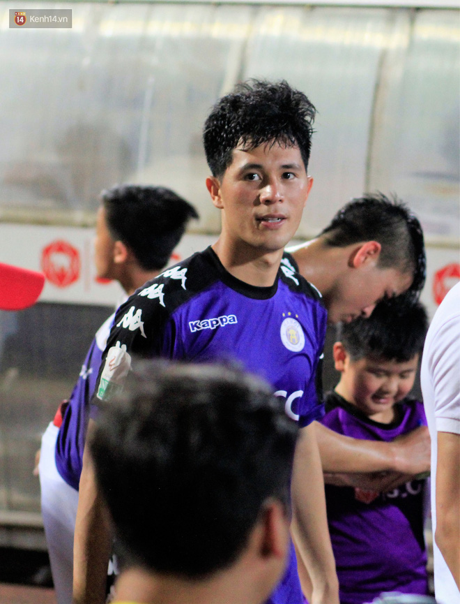 Nhật kí bà già 25 tuổi đi đu Trần Đình Trọng: Cả thế giới thu bé lại chỉ bằng chàng trung vệ còn mê chơi game, ham chọc con nít-12