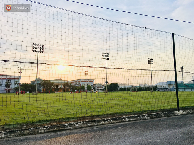 Nhật kí bà già 25 tuổi đi đu Trần Đình Trọng: Cả thế giới thu bé lại chỉ bằng chàng trung vệ còn mê chơi game, ham chọc con nít-15