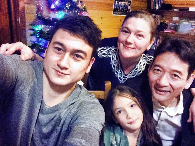 Cuộc sống bình dị của người bố nghệ sĩ và người mẹ Nga của siêu phẩm thủ thành Đặng Văn Lâm-1