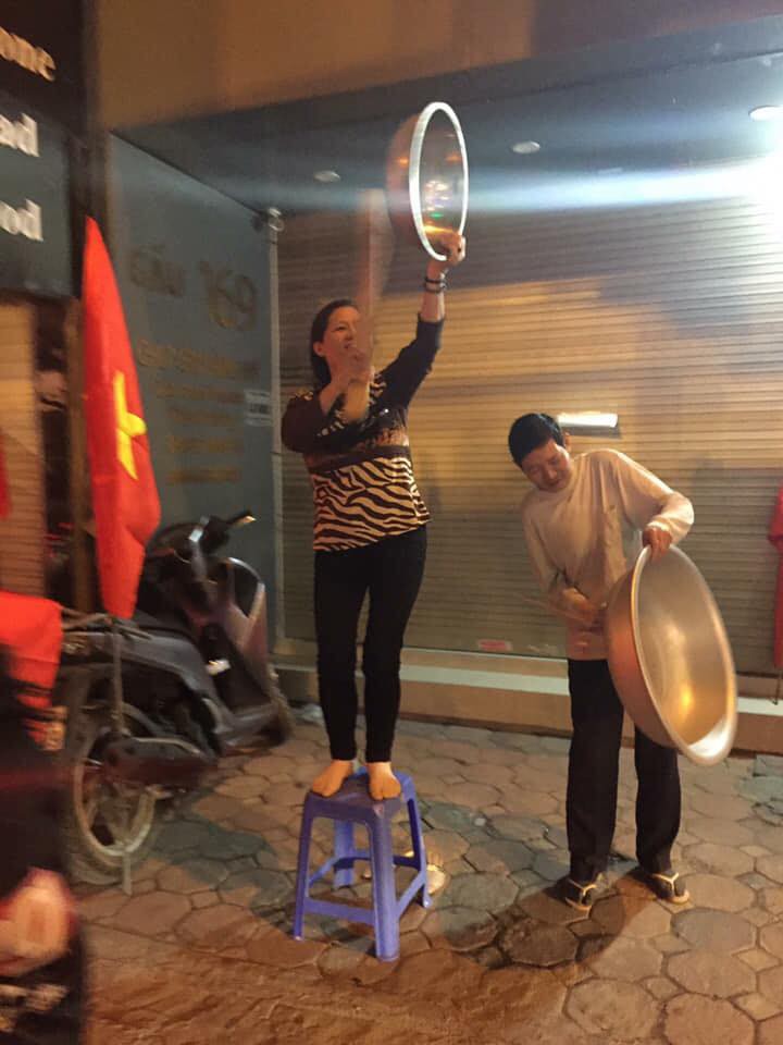 Tuyển tập số phận của xoong nồi, mâm cơm sau khi cùng chủ đi bão mừng Việt Nam vô địch AFF Cup 2018-4