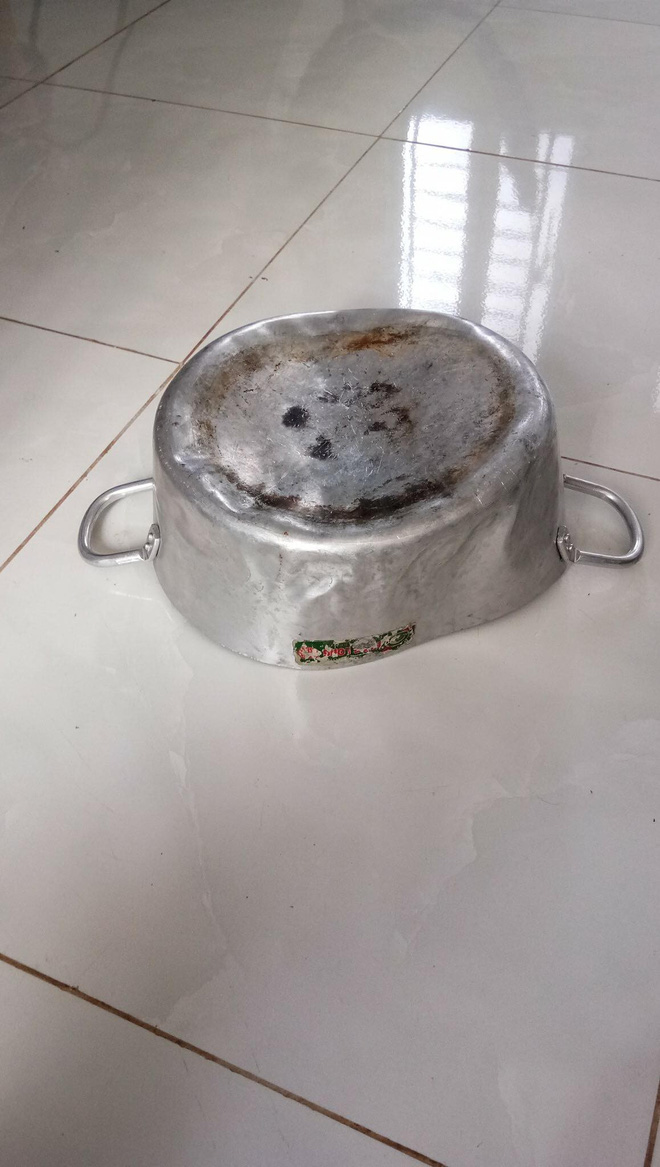 Tuyển tập số phận của xoong nồi, mâm cơm sau khi cùng chủ đi bão mừng Việt Nam vô địch AFF Cup 2018-9