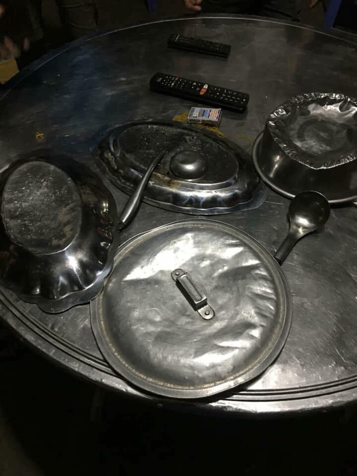 Tuyển tập số phận của xoong nồi, mâm cơm sau khi cùng chủ đi bão mừng Việt Nam vô địch AFF Cup 2018-10