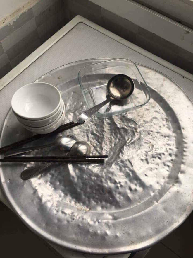 Tuyển tập số phận của xoong nồi, mâm cơm sau khi cùng chủ đi bão mừng Việt Nam vô địch AFF Cup 2018-5