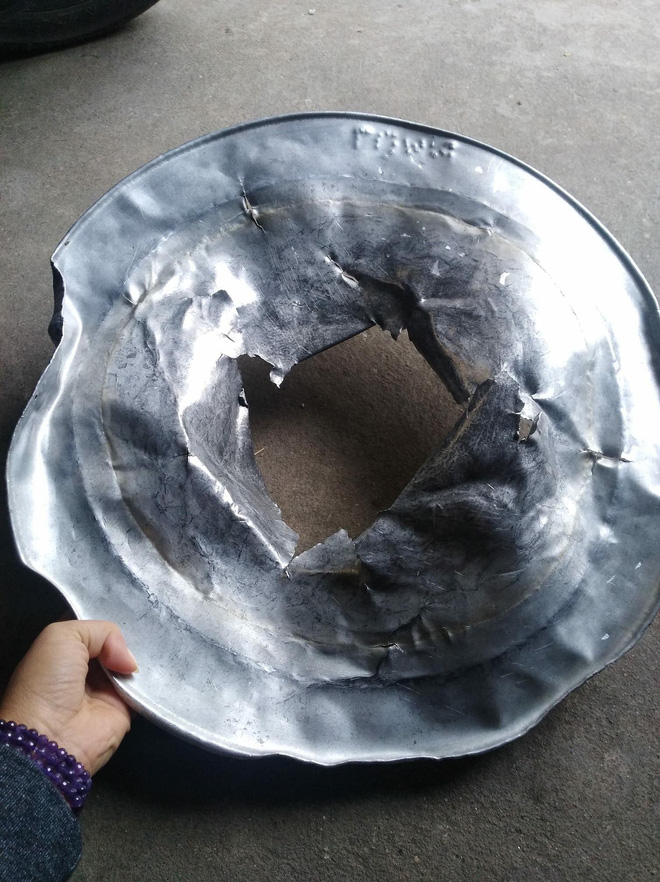 Tuyển tập số phận của xoong nồi, mâm cơm sau khi cùng chủ đi bão mừng Việt Nam vô địch AFF Cup 2018-6