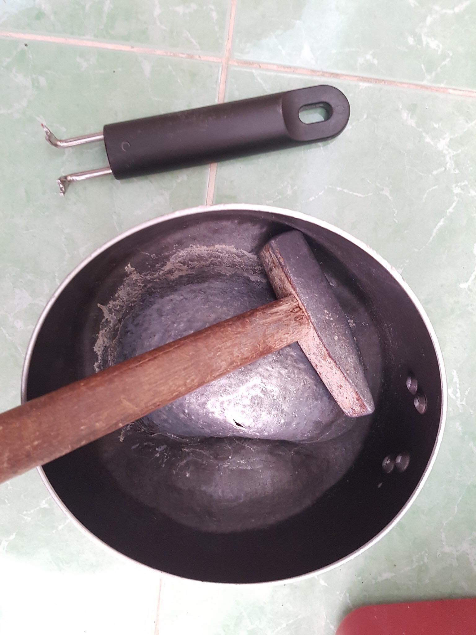 Tuyển tập số phận của xoong nồi, mâm cơm sau khi cùng chủ đi bão mừng Việt Nam vô địch AFF Cup 2018-11