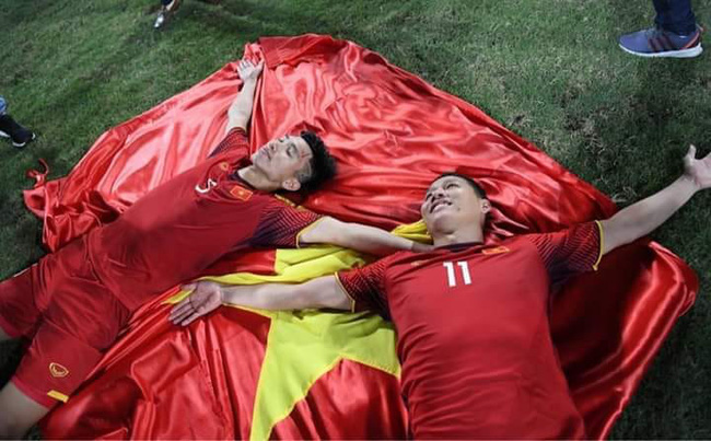 Bão đã qua đi, điểm lại những câu bình luận bất hủ của BLV Tạ Biên Cương và Khắc Cường mà cười té ghế-3