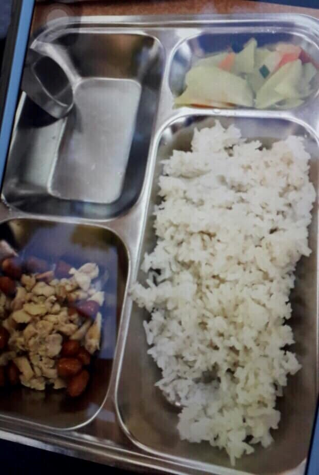 Nhà trường nói gì về suất cơm 22.000 đồng bị phụ huynh chê ít?-1