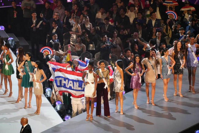 Điều đặc biệt nhất chung kết Miss Universe 2018: Giữa rừng váy dạ hội, HHen Niê một mình một kiểu với set đồ này-2