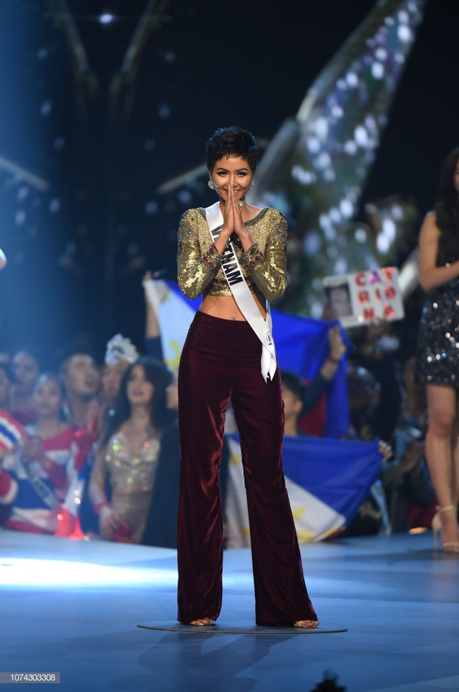 Điều đặc biệt nhất chung kết Miss Universe 2018: Giữa rừng váy dạ hội, HHen Niê một mình một kiểu với set đồ này-6